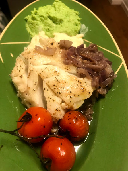 Ovnsbakt torsk med sellerirotpuré + Cherry tomater, løk & ertepuré.